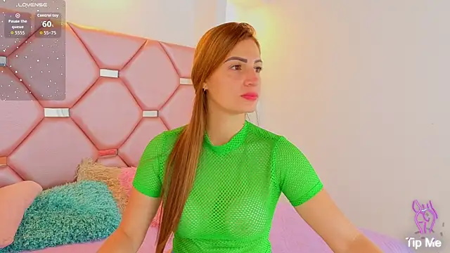 Juliia cruz  online show from May 18, 2026, 11:38 am