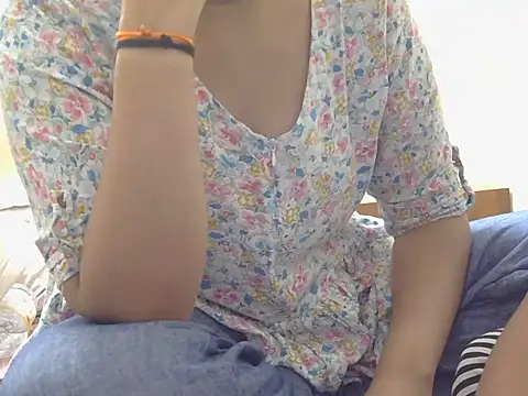 Snapshot of SUZZY_LONDON chatting on May 14, 2026, 3:19 pm SUZZY LONDON online show from May 14, 2026, 3:19 pm
