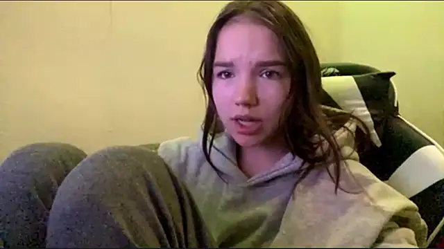 Snapshot of FewerCadre chatting on May 22, 2026, 6:13 pm FewerCadre online show from May 22, 2026, 6:13 pm
