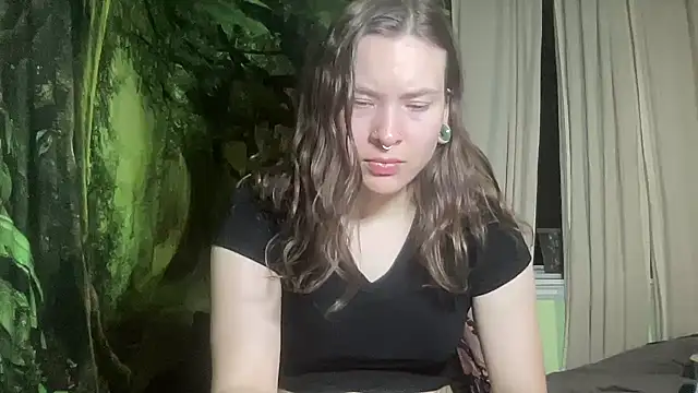 Snapshot of mo0ngoddess chatting on February 4, 2026, 3:45 am mo0ngoddess online show from February 4, 2026, 3:45 am