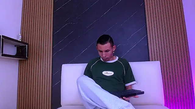 Snapshot of Isak_Berekoa chatting on June 20, 2026, 11:02 am Isak Berekoa online show from June 20, 2026, 11:02 am