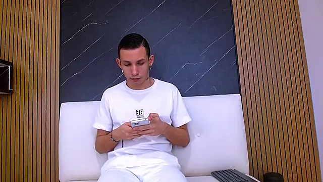 Snapshot of Isak_Berekoa chatting on June 26, 2026, 11:03 am Isak Berekoa online show from June 26, 2026, 11:03 am