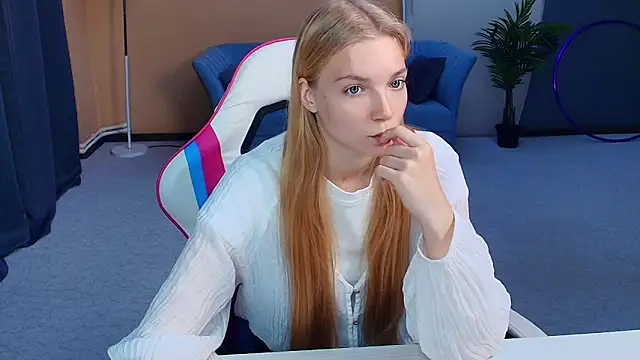 Snapshot of lightshynes chatting on June 8, 2026, 7:42 am lightshynes online show from June 8, 2026, 7:42 am
