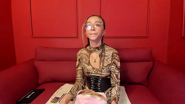 HannaCarttier  online show from May 27, 2026, 12:24 pm