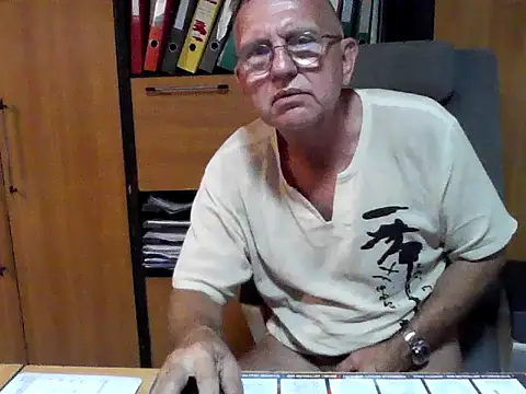 Snapshot of Robotnikm chatting on July 3, 2026, 9:27 am Robotnikm online show from July 3, 2026, 9:27 am
