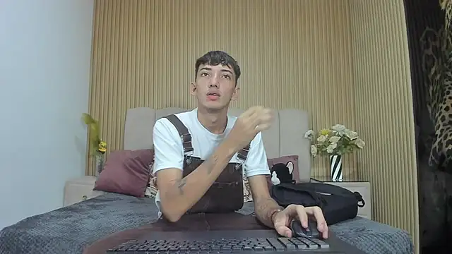 Snapshot of MichaelVasquex chatting on May 27, 2026, 12:46 pm MichaelVasquex online show from May 27, 2026, 12:46 pm
