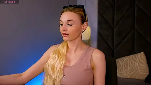 Mila  Lux online show from May 23, 2026, 1:48 pm