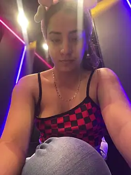 Snapshot of Bella-Saint chatting on May 25, 2026, 2:28 am Bella-Saint online show from May 25, 2026, 2:28 am