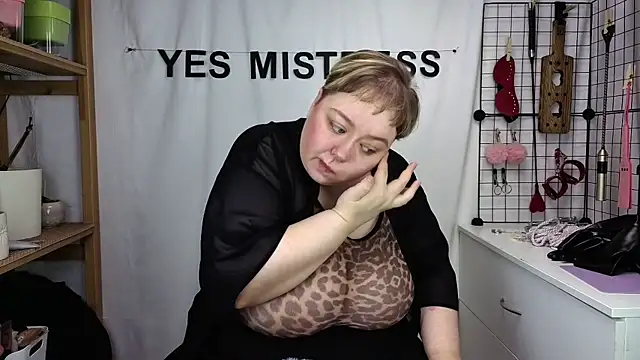Snapshot of mistress_molly chatting on May 16, 2026, 5:15 am mistress molly online show from May 16, 2026, 5:15 am