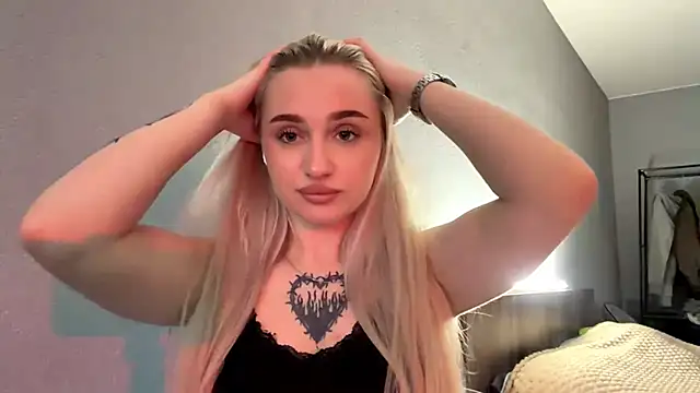 Snapshot of TiffanieSluyter chatting on May 19, 2026, 3:40 pm TiffanieSluyter online show from May 19, 2026, 3:40 pm