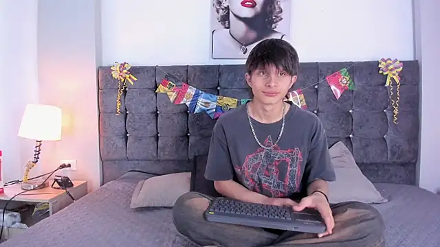 Snapshot of Destello_xxx chatting on July 8, 2026, 6:01 pm Destello xxx online show from July 8, 2026, 6:01 pm
