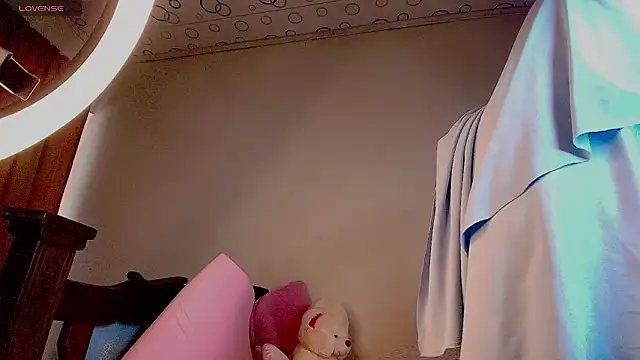 Nadine Nassib online show from June 20, 2026, 1:47 pm