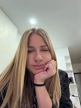 Snapshot of AnnaMist_ chatting on July 3, 2026, 6:47 pm AnnaMist online show from July 3, 2026, 6:47 pm