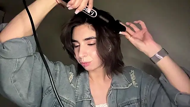 JessiaRuezga online show from May 17, 2026, 12:56 pm