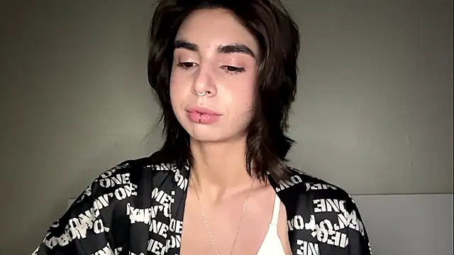 JessiaRuezga online show from May 27, 2026, 11:18 am