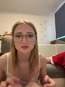 Snapshot of LauraundSteve_ chatting on May 31, 2026, 6:09 pm LauraundSteve online show from May 31, 2026, 6:09 pm