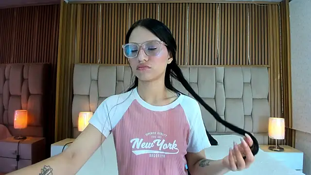 SophiieCalloway1 online show from May 23, 2026, 1:37 pm