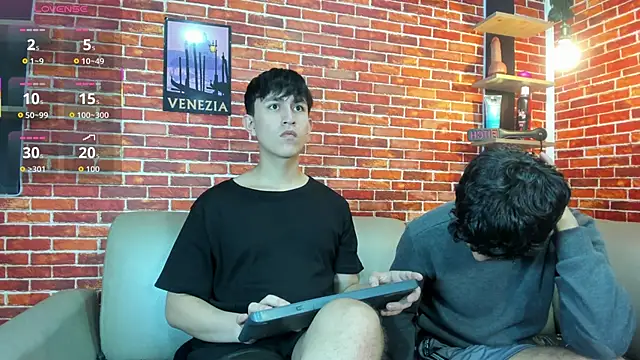 Hoot boyss  online show from May 19, 2026, 8:04 pm