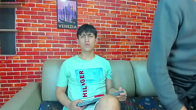 Hoot boyss  online show from May 23, 2026, 8:35 pm
