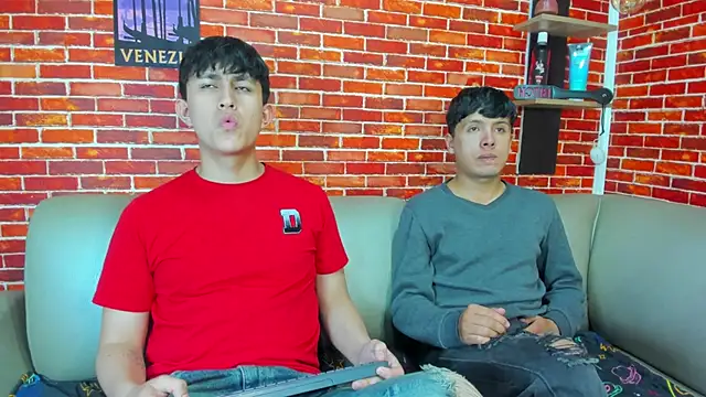 Hoot boyss  online show from May 25, 2026, 8:48 pm