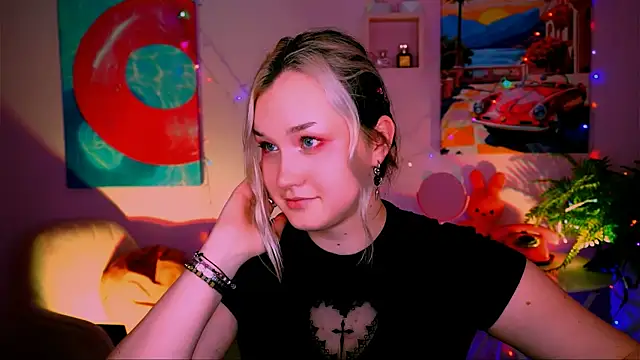 Snapshot of ViolettWoods chatting on May 19, 2026, 8:31 am ViolettWoods online show from May 19, 2026, 8:31 am
