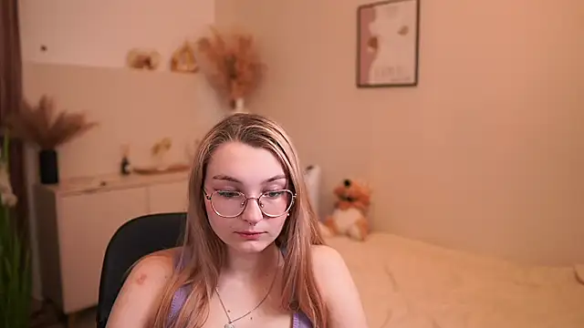 Snapshot of Sophielux18 chatting on May 20, 2026, 1:17 pm Sophielux18 online show from May 20, 2026, 1:17 pm