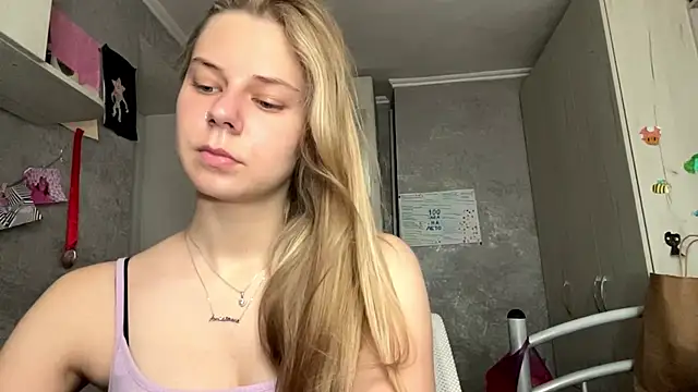 HoneysPiee online show from June 12, 2026, 10:25 am