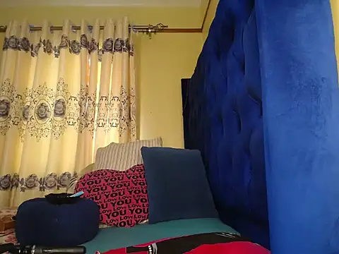 Petitebaibe23 online show from June 1, 2026, 9:11 am