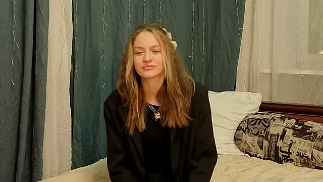Snapshot of KareyFonger chatting on June 2, 2026, 8:00 pm KareyFonger online show from June 2, 2026, 8:00 pm
