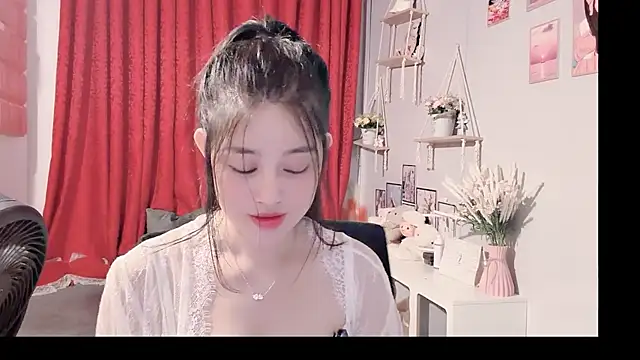 Snapshot of Bee-Cherry chatting on June 5, 2026, 6:57 pm Bee-Cherry online show from June 5, 2026, 6:57 pm