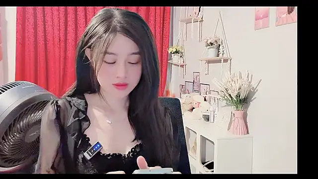 Snapshot of Bee-Cherry chatting on June 7, 2026, 8:01 pm Bee-Cherry online show from June 7, 2026, 8:01 pm