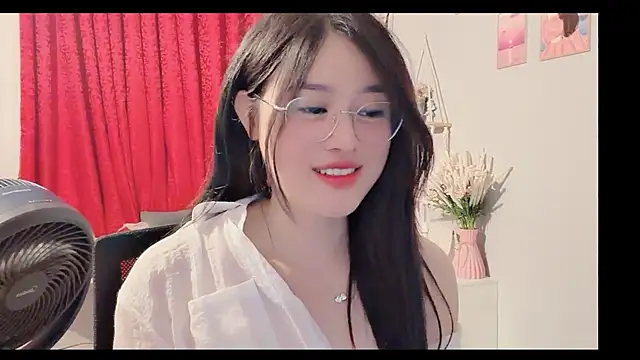 Snapshot of Bee-Cherry chatting on June 9, 2026, 1:56 pm Bee-Cherry online show from June 9, 2026, 1:56 pm