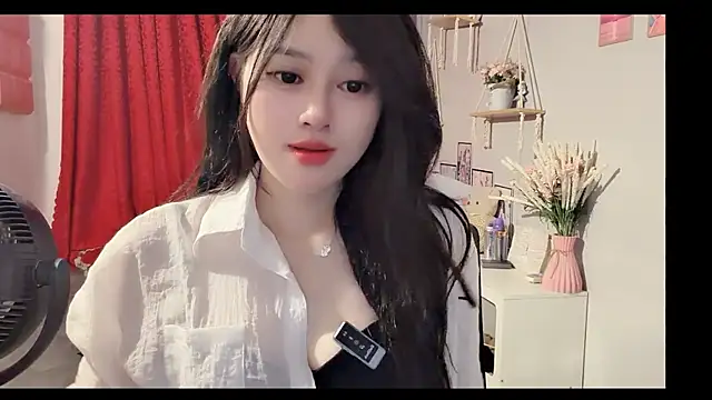 Snapshot of Bee-Cherry chatting on June 27, 2026, 6:18 am Bee-Cherry online show from June 27, 2026, 6:18 am