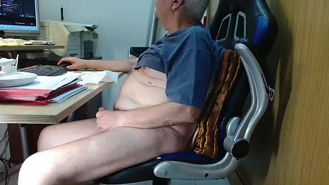 Alexxx47100 online show from May 28, 2026, 1:08 pm