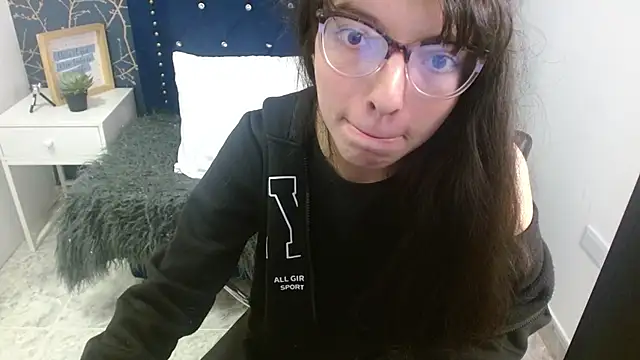 Snapshot of Allyshon_ chatting on May 25, 2026, 7:53 pm Allyshon online show from May 25, 2026, 7:53 pm