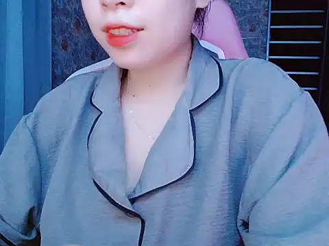 Snapshot of Julie_Ulie chatting on May 27, 2026, 2:25 pm Julie Ulie online show from May 27, 2026, 2:25 pm