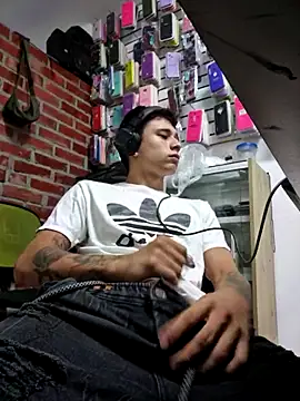 Snapshot of tom_latin chatting on June 6, 2026, 10:14 pm tom latin online show from June 6, 2026, 10:14 pm