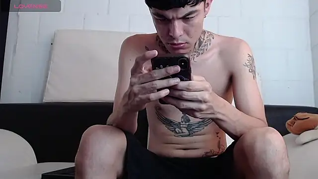 Snapshot of badboy-fox chatting on June 7, 2026, 5:38 pm badboy-fox online show from June 7, 2026, 5:38 pm