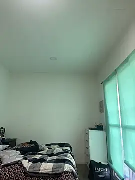 lulupiecitosamor online show from June 17, 2026, 11:23 am