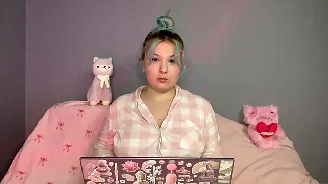 Snapshot of Stefani_Art chatting on July 21, 2026, 5:37 pm Stefani Art online show from July 21, 2026, 5:37 pm