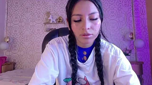 Snapshot of Laurengh_ chatting on May 26, 2026, 8:27 pm Laurengh online show from May 26, 2026, 8:27 pm