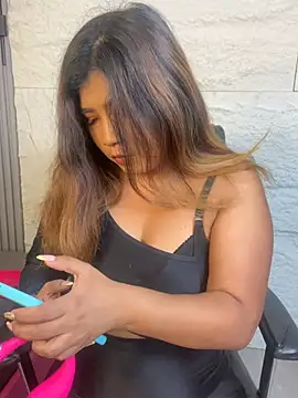 LyraMilano online show from July 18, 2026, 12:42 pm