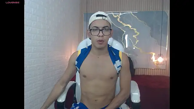 maximiliano hotdevil online show from May 27, 2026, 9:12 pm