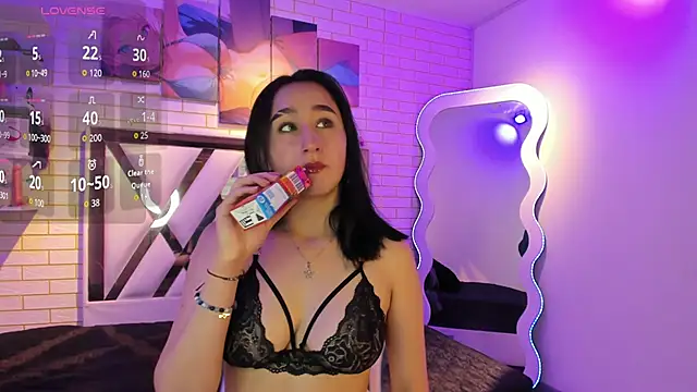 Lua bloom  online show from June 19, 2026, 4:50 am