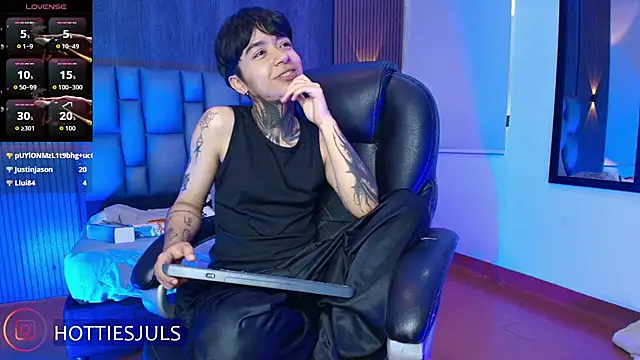 hottiesjuls online show from July 28, 2026, 8:52 pm