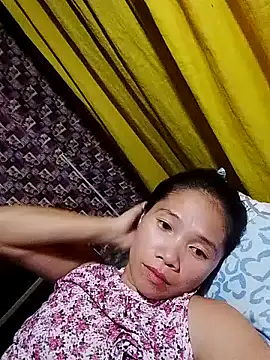 Snapshot of hotmom_lyn chatting on June 13, 2026, 5:33 pm hotmom lyn online show from June 13, 2026, 5:33 pm
