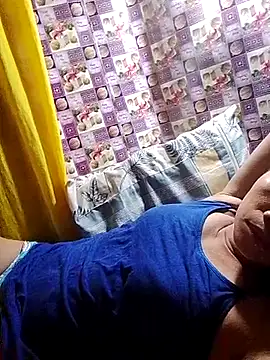 Snapshot of hotmom_lyn chatting on June 16, 2026, 8:33 pm hotmom lyn online show from June 16, 2026, 8:33 pm