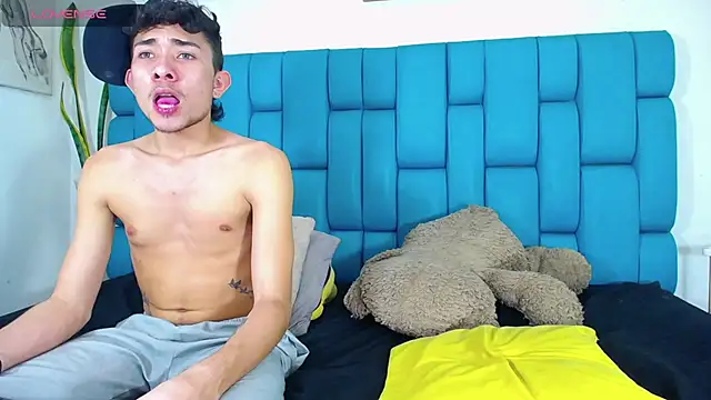 STRANGER BOYS online show from July 5, 2026, 4:19 am