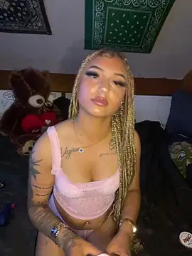 YoungXylena online show from May 31, 2026, 7:04 pm