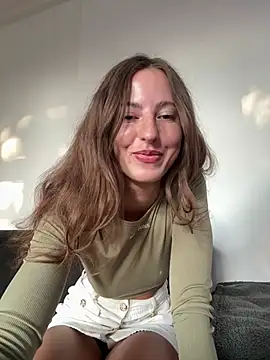 gymgirllaura online show from July 15, 2026, 6:13 pm